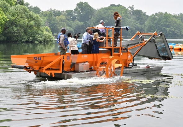 Плавучая машина для очистки озер появилась в одном из парков Нью-Йорка