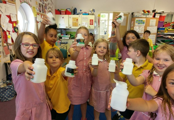 Младшеклассники в британском городе Суонси начали кампанию по замене пластиковых бутылок для молока на многоразовые