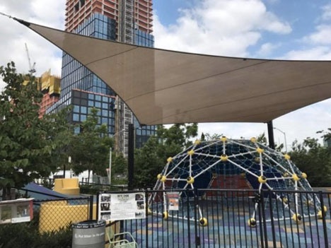 В Лонг Айленд, США объединение родителей собирает подписи в пользу установки теневых навесов над детскими площадками